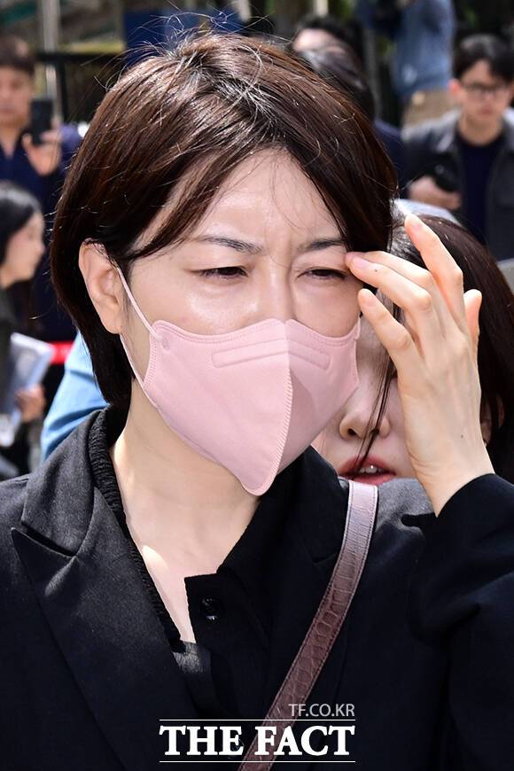 문재인 전 대통령의 딸 문다혜 씨가 17일 오전 서울 마포구 서울서부지방법원에서 열린 '음주운전 및 불법 숙밥업' 혐의 1심 선고 공판에서 벌금 1500만 원을 선고받은 후 법원을 나서고 있다. /남윤호 기자