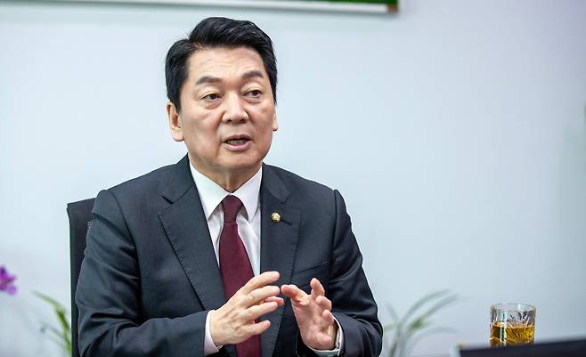 안철수 국민의힘 대선 경선 후보가 16일 국회 의원회관 사무실에서 본지와 인터뷰하고 있다. 안 후보는 “국민의힘 대선 후보가 된다면 반(反)이재명을 표방하는 모든 분을 받아들여 함께 싸울 생각”이라고 했다./ 조인원 기자