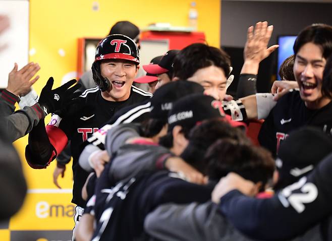 18일 인천 SSG랜더스필드에서 열린 KBO리그 SSG와 LG의 경기. 6회 LG 오지환이 SSG 박종훈을 상대로 솔로홈런을 날렸다. 더그아웃에서 동료들의 축하를 받고 있는 오지환./송정헌 스포츠조선 기자