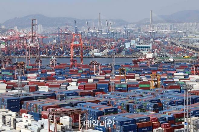 부산 남구 신선대(사진 아래) 및 감만(위) 부두 야적장에 수출입 컨테이너가 쌓여 있다.ⓒ뉴시스