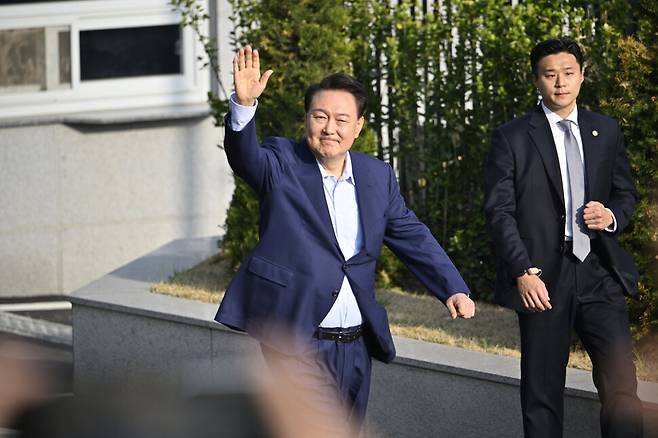 윤석열 전 대통령이 지난 11일 서울 한남동 대통령 관저에서 나와 서울 서초동 자택으로 향하기 전 손을 흔들고 있다. 공동취재사진