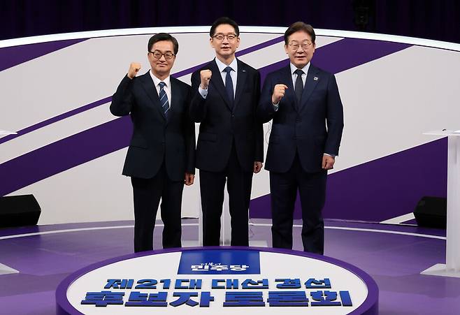 더불어민주당 대선후보 경선 주자인 이재명 전 대표(오른쪽부터), 김경수 전 경남지사, 김동연 경기지사가 18일 오후 서울 마포구 상암동 MBC에서 대선 후보 경선 첫 TV토론회를 하고 있다. 국회사진기자단