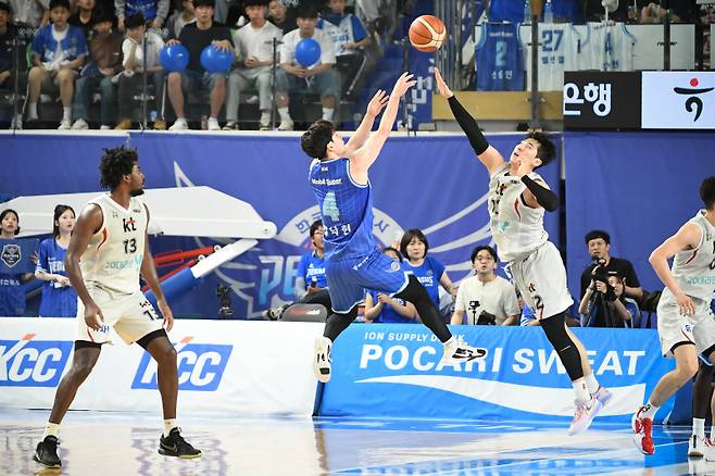 한국가스공사 김낙현(4번)이 18일 대구체육관에서 열린 KT와의 6강 PO 4차전에서 슛을 시도하고 있다. 사진=KBL