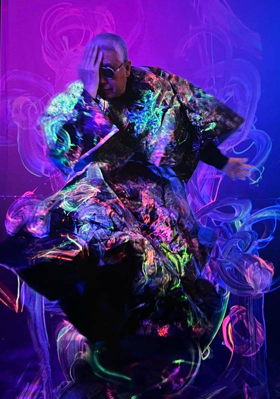 안상수는 1988년부터 손으로 한쪽 눈을 가린 인물사진을 찍었다. 그 1만 번째 시리즈로 자화상 '이상에의 유쾌한 최경례(最敬禮)'를 전시장 초입에 걸었다. 사진 이재용