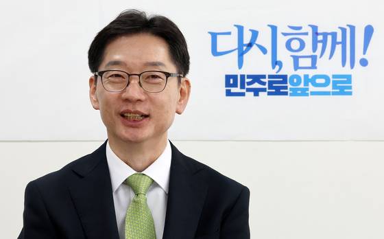 더불어민주당 대선 경선 후보인 김경수 전 경남지사가 17일 경기도 고양시 일산서구청에서 카트린 스테른펠트 잠메 스웨덴 말뫼 시장과 가진 간담회에서 미소를 짓고 있다. 뉴스1