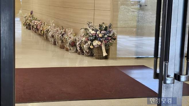 윤 전 대통령 부부가 사는 동 1층에 놓여있는 복귀 축하 화분들/사진=유지희 기자