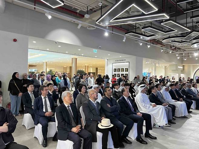 두바이 코리아 360 오픈 행사에 참여한 한국과 UAE 기관 관계자들. 이상봉 패션 디자이너(앞줄 왼쪽에서 두번째)의 모습도 보인다.