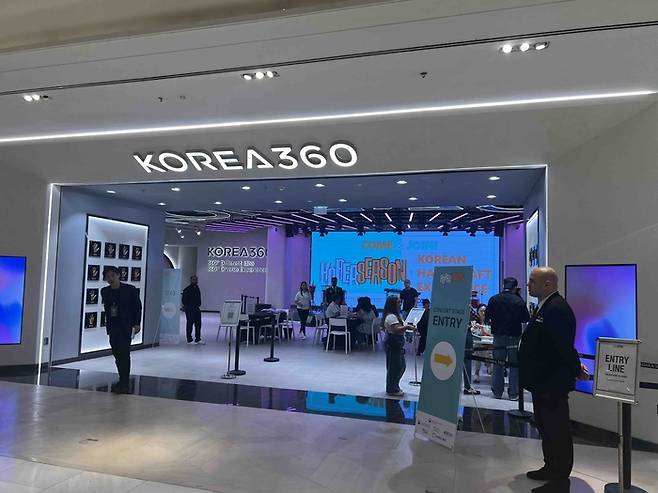아랍에미리트 두바이의 유명몰인 페스티벌시티몰 안에 자리를 잡은 한류 종합공간 ‘코리아 360’의 입구. 2022년 인도네시아 자카르타에 이어 두 번째로 오픈했다.