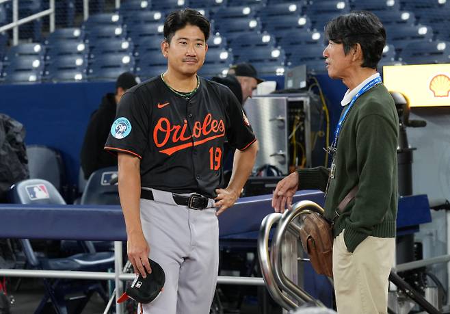 늦깎이 메이저리거 스가노 토모유키가 시즌 2승째를 수확했다. 사진은 2025시즌 볼티모어 오리올스에서 활약 중인 스가노 토모유키(왼쪽)의 모습. /사진=로이터