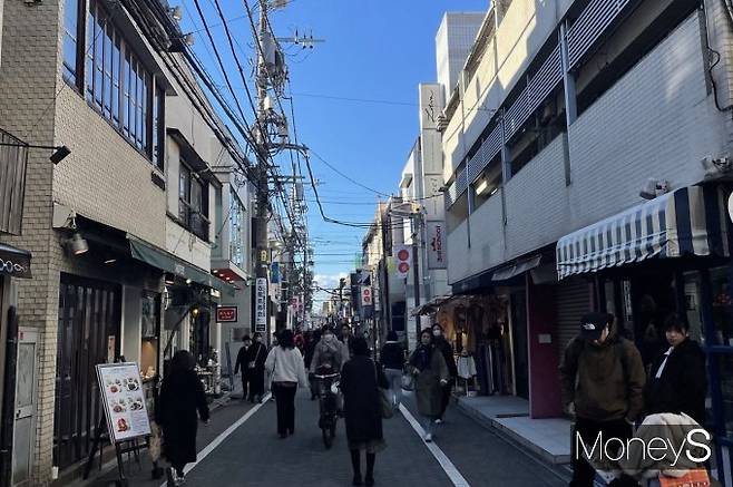 일본은 물가가 높고 브랜드 중심 소비 성향이 강해 중고 의류 시장이 잘 발달돼 있다. 사진은 2024년 1월4일 빈티지숍 성지로 유명한 도쿄 무사시노시 기치조지 거리 모습. /사진=이소연 기자