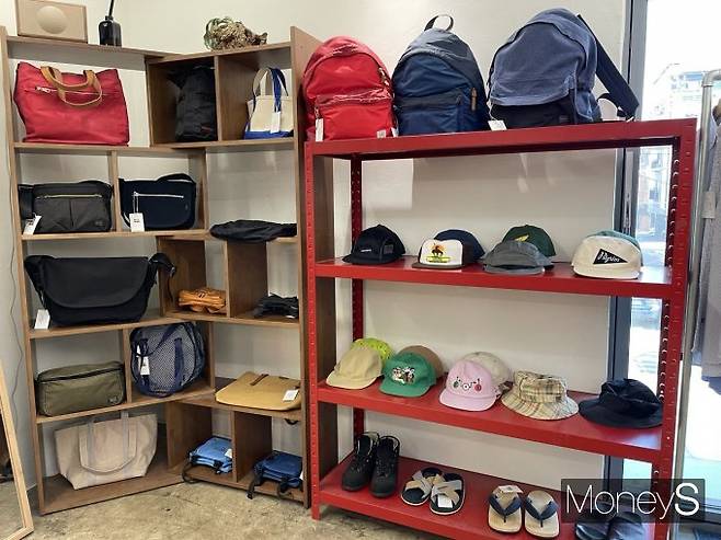 서울 마포구 연남동 세컨핸드숍 섬스토어는 포터, 노스페이스 퍼플라벨, 빔스 등의 일본 브랜드를 취급한다. 사진은 섬스토어에 진열된 가방의 모습. /사진=이소연 기자