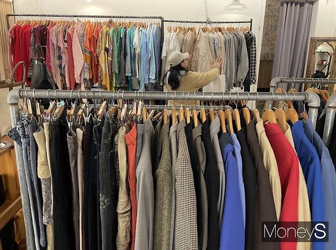 국내외 중고 의류 시장은 빠르게 성장하고 있다. 사진은 서울 마포구 망원동의 한 빈티지숍에서 손님이 옷을 고르는 모습. /사진=이소연 기자
