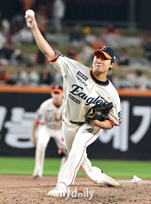 2025년 4월 11일 오후 대전 한화생명 볼파크에서 진행된 '2025 신한 SOL뱅크 KBO 리그' 키움 히어로즈와 한화 이글스의 경기. 한화 정우주가 9회초 역투하고 있다./마이데일리