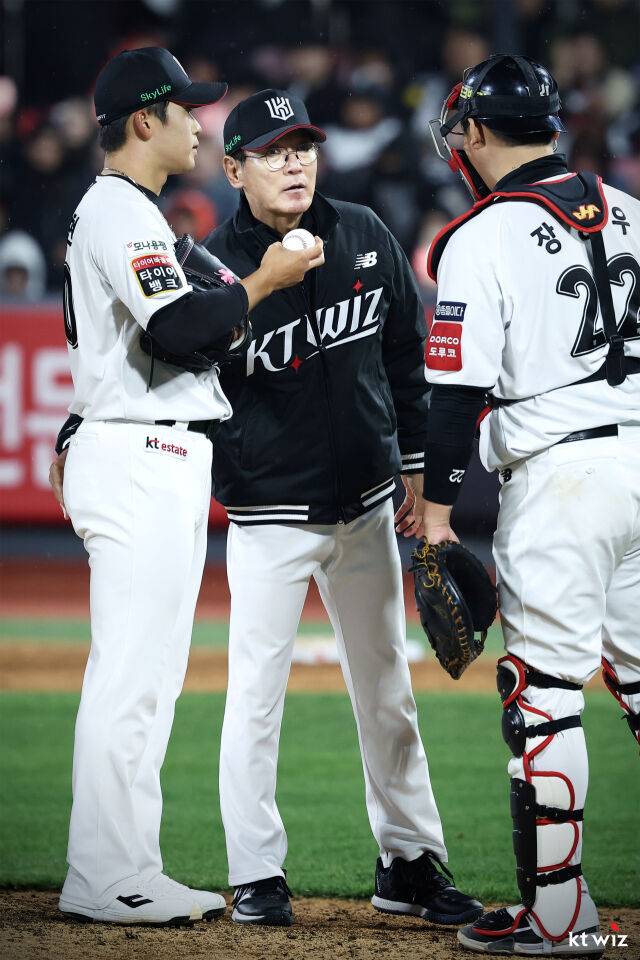 박영현과 이강철 감독./KT 위즈