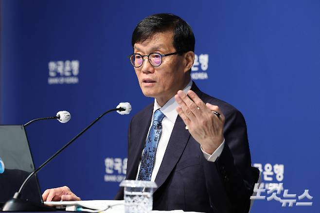 이창용 한국은행 총재가 17일 서울 중구 한국은행에서 열린 통화정책방향 기자간담회에서 발언하고 있다. 사진공동취재단