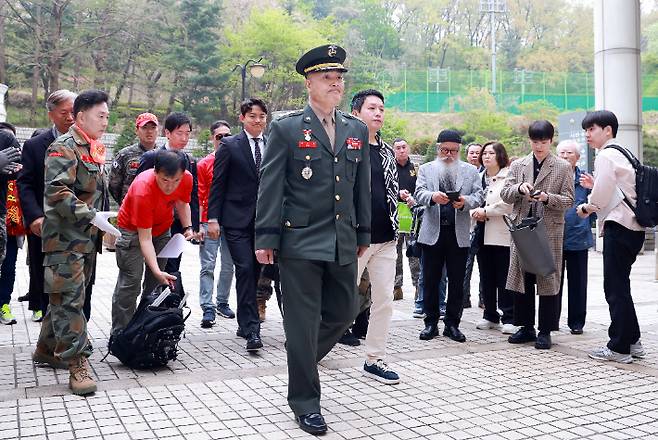 해병대 채모 상병 순직 사건과 관련해 1심에서 무죄를 선고받은 박정훈 전 해병대 수사단장(대령)이 18일 서울 서초구 서울고등법원에서 열린 항소심 첫 공판준비기일에 출석하고 있다. 연합뉴스