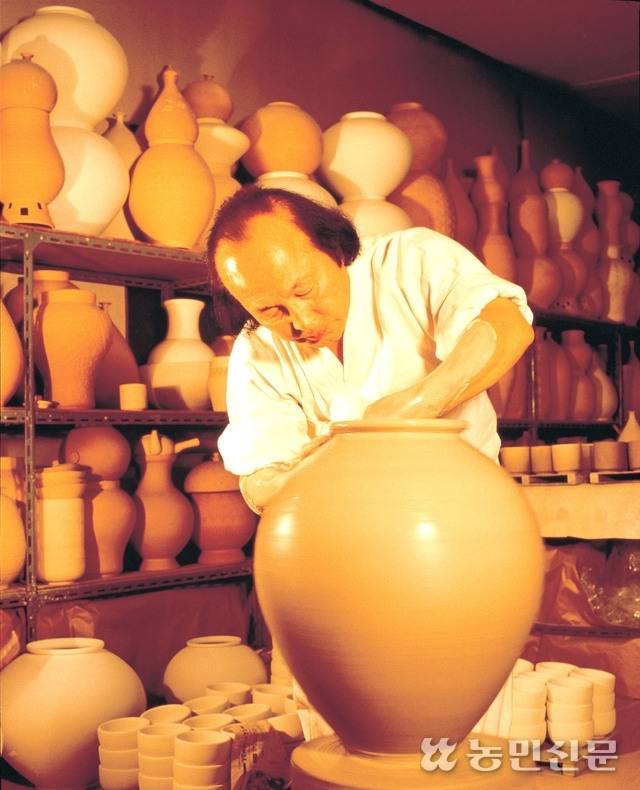 WD2‘빙렬 백자 달항아리’를 빚는 장송모 선생.