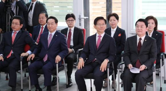 17일 서울 여의도 국민의힘 중앙당사에서 제21대 대통령선거 ‘1차 경선 토론회 미디어데이’ 행사가 열렸다. 이날 대선 경선 후보 8명(안철수 의원, 김문수 전 고용노동부 장관, 유정복 인천시장, 이철우 경북도지사, 나경원 의원, 양향자 전 의원, 한동훈 전 대표, 홍준표 전 대구시장)이 각각 A, B 토론 조를 정할 예정이다. 사진은 행사에 앞서 좌석에서 대기중인 대선주자들. 2025.4.17. 국회사진기자단