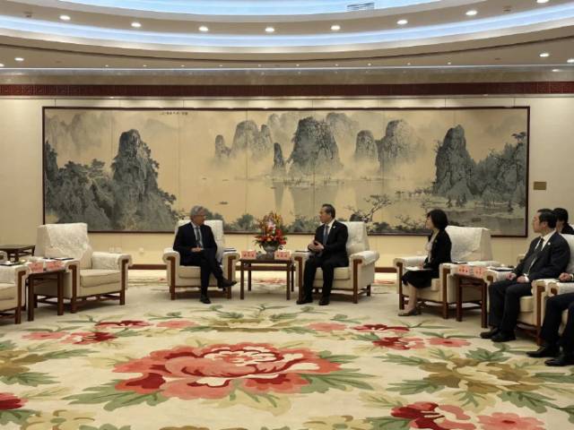 젠슨 황(왼쪽) 엔비디아 최고경영자(CEO)가 17일 중국국제무역촉진위원회(CCPIT) 초청으로 중국 베이징을 방문해 런훙빈(왼쪽 두 번째) CCPIT 회장과 대화하고 있다.