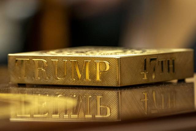 백악관 집무실에서 사용하는 황금 컵받침. EPA연합뉴스