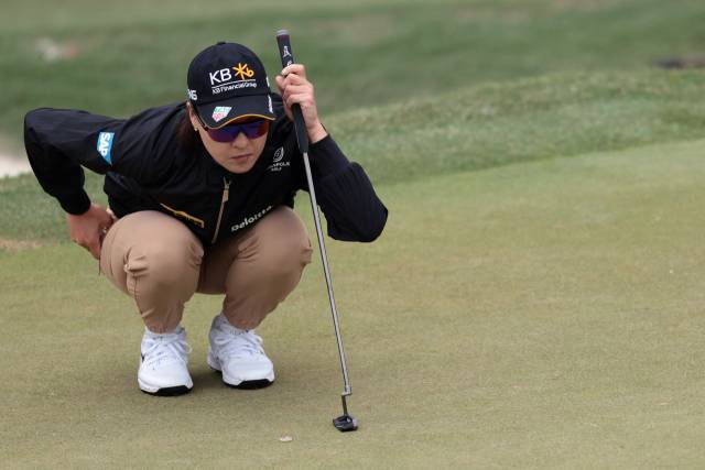 그린을 읽고 있는 전인지. 사진 제공=AFP연합뉴스