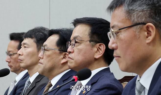 최상목 부총리 겸 기획재정부 장관(오른쪽 두 번째)이 지난 4월 16일 국회 법제사법위원회 ‘기획재정부 장관 최상목 탄핵소추 사건 조사’ 청문회에서 의원 질의를 듣고 있다. 박민규 선임기자