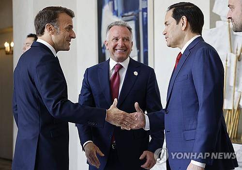 미 대표단 맞는 마크롱 대통령 (파리 AP=연합뉴스) 에마뉘엘 마크롱 프랑스 대통령이 17일(현지시간) 엘리제궁에서 미국의 스티브 위트코프 중동 특사(가운데), 마코 루비오 국무장관을 환영하고 있다. 2025.04.17.