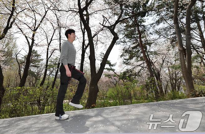 WIM S(윔 S)는 초경량·인체공학 설계와 AI 기능을 통해 안정적이고 효율적인 이동을 돕는 보행보조 웨어러블 로봇이다. 사진은 윔S 를 체험하는 모습. 2025.4.16/뉴스1 ⓒ News1 박지혜 기자