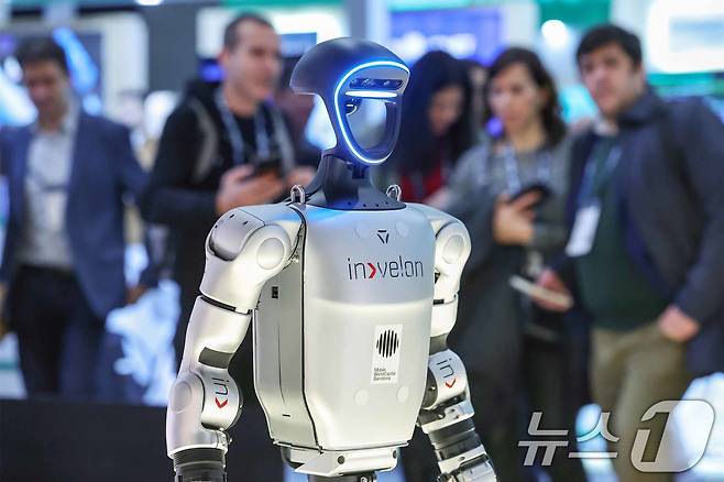 5일(현지시간) 스페인 바르셀로나 피라 그란 비아 전시장에서 열린 '모바일 월드 콩그레스(MWC) 2025'에서 이족 보행 휴머노이드 로봇이 관람객들의 이목을 끌고 있다. 2025.3.5/뉴스1 ⓒ News1 민경석 기자