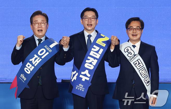 더불어민주당 이재명(왼쪽부터), 김경수, 김동연 대선 경선 후보가 19일 충북 청주체육관에서 열린 제21대 대통령선거 후보자 선출을 위한 충청권 합동연설회에서 기념촬영을 하고 있다. 2025.4.19/뉴스1 ⓒ News1 김민지 기자