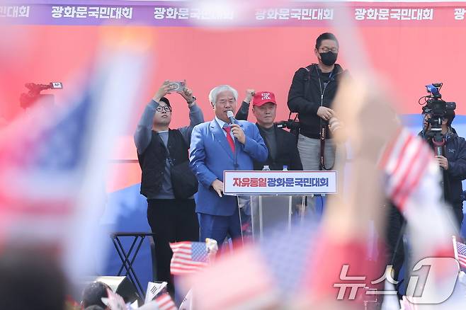 지난 4일 서울 용산구 한남동 대통령 관저 앞에서 자유통일당 전광훈 목사가 윤석열 대통령 탄핵 기각을 촉구하며 지지자들에게 발언 하고 있다. 2025.4.4/뉴스1 ⓒ News1 김성진 기자