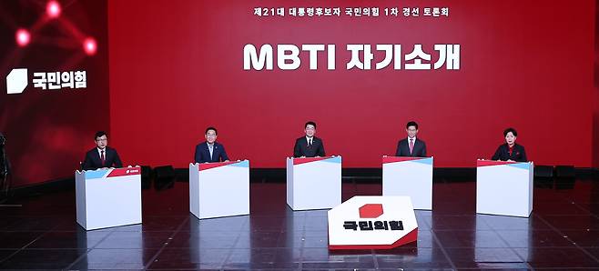 19일 서울 강서구 ASSA 아트홀에서 열린 제21대 대통령후보자 국민의힘 1차 경선 토론회에서 유정복(왼쪽부터), 안철수, 김문수, 양향자 후보가 토론을 준비하고 있다. /뉴스1