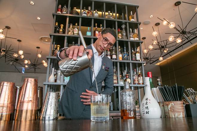 디미트리 피터슨 바 매니저가 그의 시그니처 칵테일 중 하나인 '안동금씨' 칵테일을 만들고 있다. /장련성 조선일보 기자