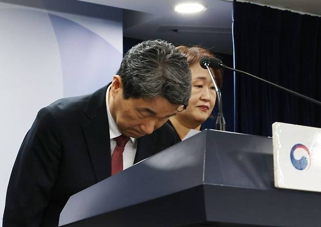 이주호 사회부총리 겸 교육부 장관이 지난 17일 서울 종로구 정부서울청사에서 열린 2026학년도 의대 모집인원 조정 방향 관련 브리핑을 마친 후 인사하고 있다.ⓒ뉴시스