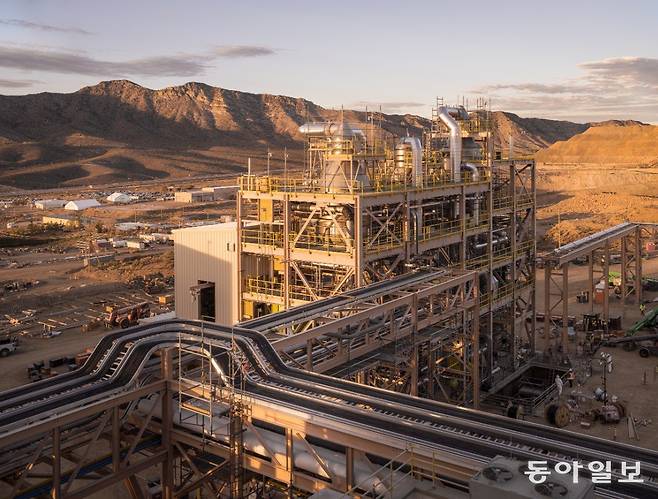 미국에서 MP머티리얼스가 캘리포니아 마운틴패스 광산에서 운영하는 희토류 정제시설. 폐쇄루프 시스템을 이용해 폐수를 방출하지 않는 친환경적 시설이라고 설명한다. 2002년 마운틴패스 광산은 유독성 폐기물 유출로 인해 한동안 광산이 폐쇄되기도 했었다. MP머티리얼스 제공