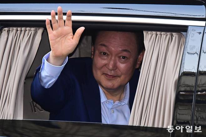 윤석열 전 대통령이 11일 대통령 관저를 떠나 서울 서초동 아크로비스타로 이동하며 지지자들을 향해 손흔들고 있다. 전영한 기자 scoopjyh@donga.com