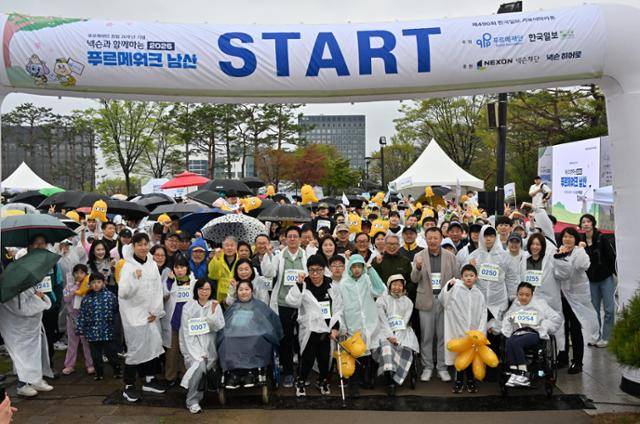제490회 한국일보 거북이마라톤 '푸르메재단 창립 20주년 기념 넥슨과 함께하는 2025 푸르메워크 남산' 대회가 19일 서울 남산 백범광장에서 열렸다. 이날 행사에 백경학 푸르메재단 상임대표, 김정욱 넥슨재단 이사장, 손용석 한국일보 상무 등 2,000명의 참석자들이 출발선에서 파이팅을 외치고 있다. 홍인기 기자