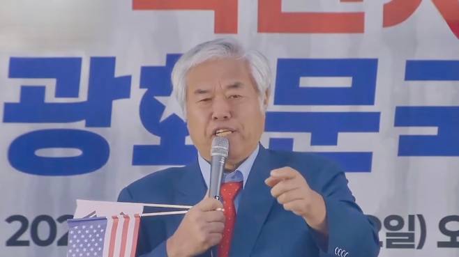 전광훈 목사가 19일 광화문 집회에서 대선 출마 의사를 밝히고 있다. (유튜브 ‘전광훈TV’ 캡처)