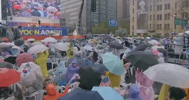 19일 서울 광화문에서 열린 ‘대한민국바로세우기운동본부(대국본)’ 주최 집회 현장. (유튜브 ‘전광훈TV’ 캡처)