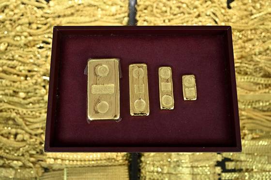9일(현재시간) 태국 방콕 차이나타운의 한 금거래소에 금괴가 전시돼있다. AFP=연합뉴스