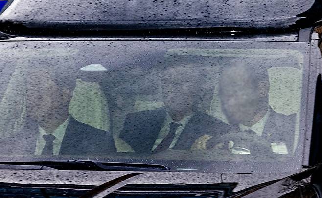 <드러내고 싶지 않은 건 ‘진실’?> 12·3 비상계엄 사태를 일으켜 내란 우두머리 혐의로 기소된 윤석열 전 대통령이 첫 형사재판이 열린 14일 경호차량에 탑승한 채 서울중앙지방법원으로 들어서고 있다. 법원이 대통령 경호처가 요청한 비공개 출석을 받아들여 윤 전 대통령이 법정으로 이동하는 모습은 노출되지 않았다. 연합뉴스