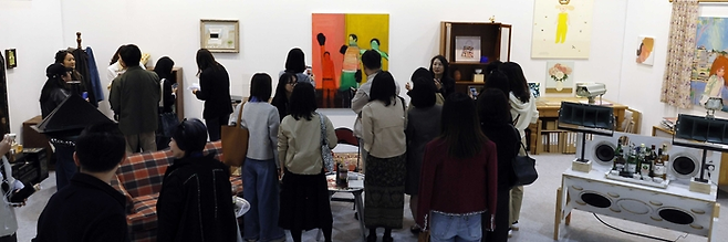 지난 10일 VIP 프리뷰를 개막한 ‘아트 오앤오’에서 1970~80년대 한국 가정집을 콘셉트로 오래된 가구와 함께 작품을 전시한 토미오고야마 갤러리 부스가 관람객들로 북적이고 있다. 김호영 기자