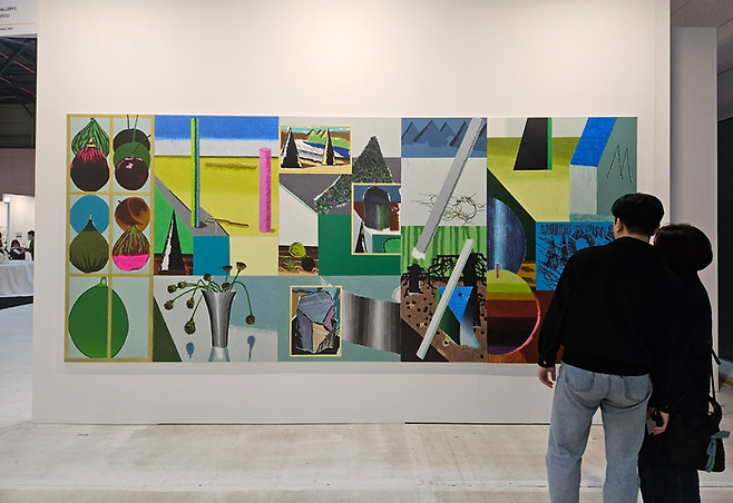 ‘아트 오앤오’의 갤러리2 부스 한편에 전시된 수채화가 전현선 작가의 대작을 관람객들이 살펴보고 있다. 송경은 기자