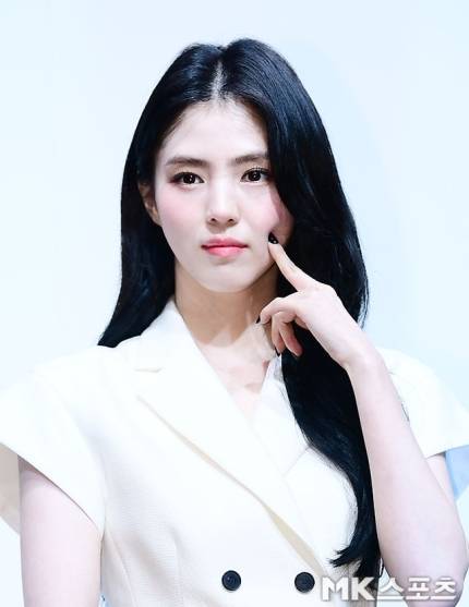 배우 한소희가 18일 오후 서울 동대문디자인플라자에서 열린 한 명품 브랜드 전시회 포토행사에 참석해 변함없는 독보적 아우라를 뽐냈다. 사진=김영구 기자