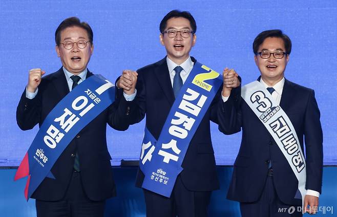 (청주=뉴스1) 김민지 기자 = 더불어민주당 이재명(왼쪽부터), 김경수, 김동연 대선 경선 후보가 19일 충북 청주체육관에서 열린 제21대 대통령선거 후보자 선출을 위한 충청권 합동연설회에서 기념촬영을 하고 있다. 2025.4.19/뉴스1 Copyright (C) 뉴스1. All rights reserved. 무단 전재 및 재배포, AI학습 이용 금지. /사진=(청주=뉴스1) 김민지 기자