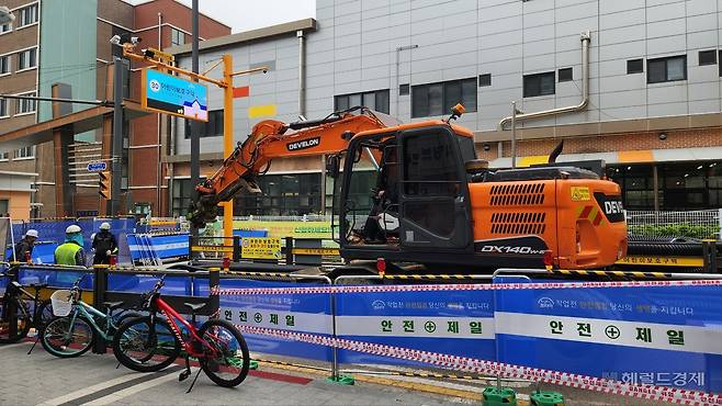 18일 오전 경기 광명 ‘신안산선 붕괴사고’ 수습 현장에서 크레인이 작업 중인 모습. 사고 발생지 인근에 초등학교가 위치해 있어 이곳에 자녀 등하교를 시키는 학부모들의 우려가 큰 상황이다. 안효정 기자.