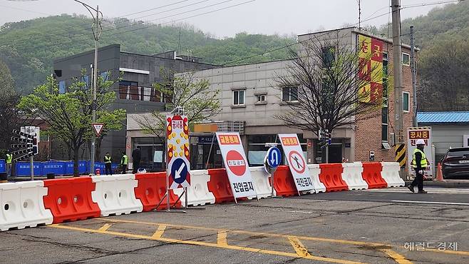 18일 경기도 광명 일직동 양지사거리부터 안양 어린이천문대 앞까지 왕복 6차선 도로 800여m 구간이 통제된 상황. 안효정 기자.