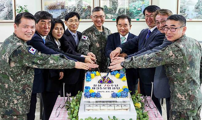 18일 열린 육군 제35사단 창설 70주년 기념 행사 오찬에서 김광석(가운데) 사단장이 주요 내빈들과 축하 케이크를 자르고 있다. 35사단 제공