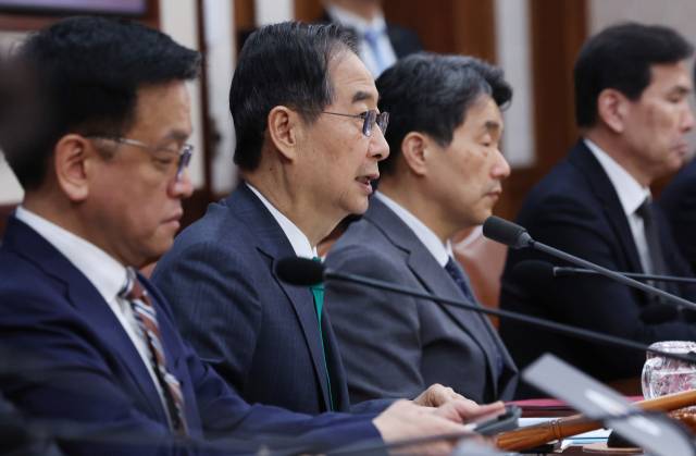 한덕수(왼쪽 두번째) 대통령 권한대행 국무총리가 18일 정부서울청사에서 열린 국무회의에서 발언하고 있다. 연합뉴스