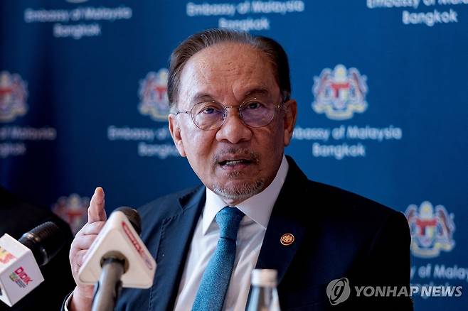 안와르 이브라힘 말레이시아 총리 (방콕 AFP=연합뉴스) 안와르 이브라힘 말레이시아 총리가 18일 태국 방콕에서 기자회견을 하고 있다. 2025.4.19. photo@yna.co.kr